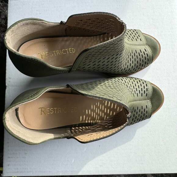 Restricted green peep-toe heels. - Picture 8 of 8